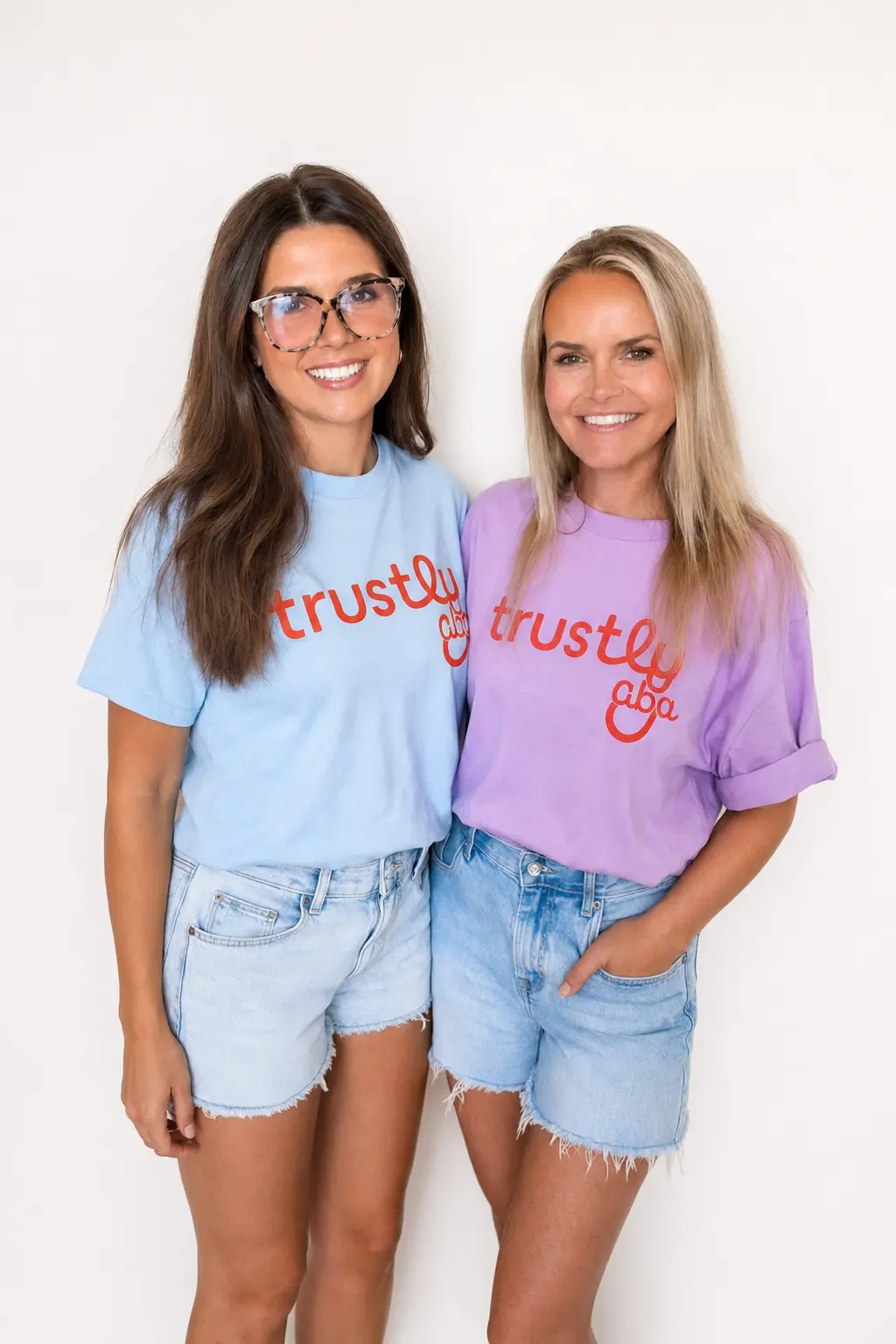Two Trustly community ambassadors wearing light blue and lavender Trustly shirts